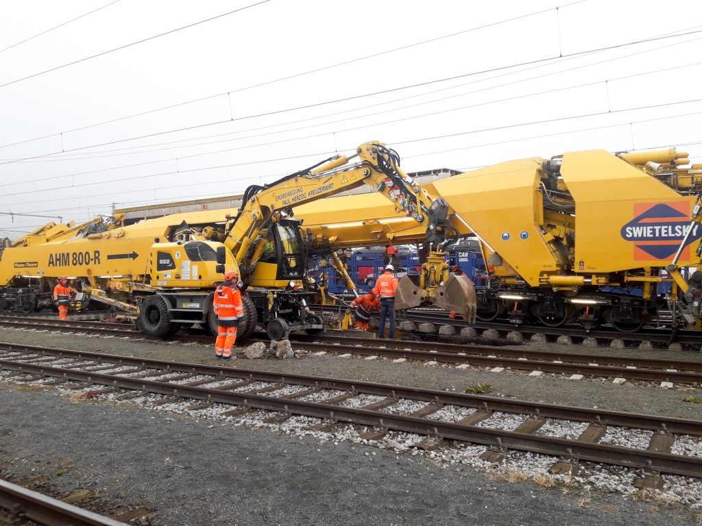 Kreuzerwirt Erdbewegung_Gleisbagger-6
