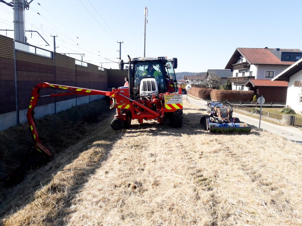 Kreuzerwirt Erdbewegung_Mäharbeiten 6 Schlögömähwerk und Mähroboter